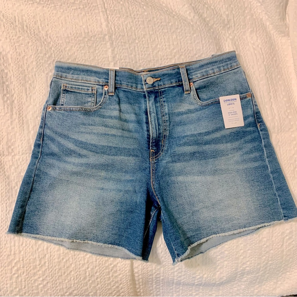NWT Levi’s Vintage 5-in High Rise Shorts